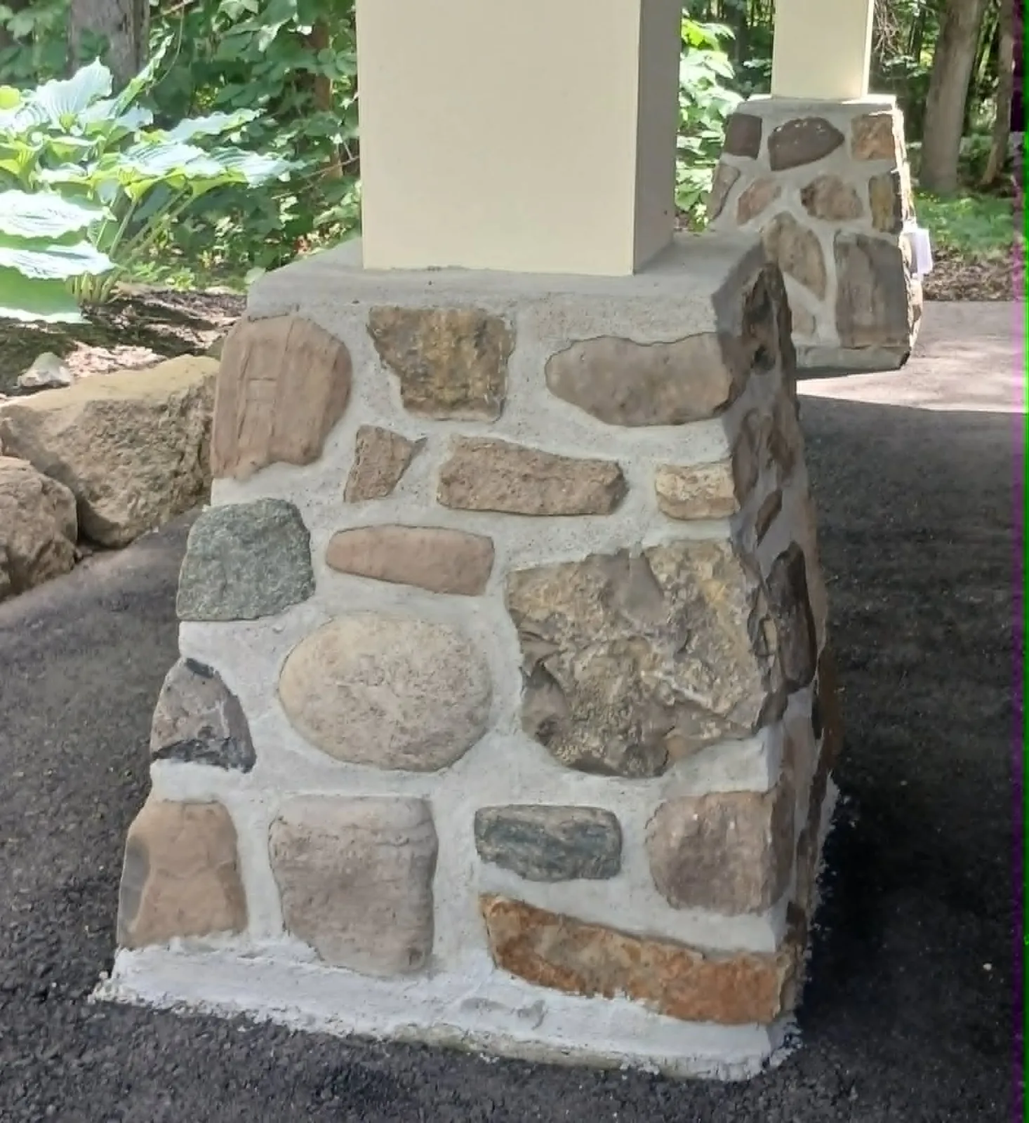 Détail d’une colonne de pierre et de ses joints